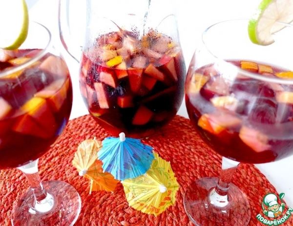 Испанский напиток из фруктов и вина