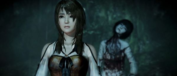 Японка смотрит на котика, когда ей страшно во время демонстрации Fatal Frame: Maiden of Black Water для PlayStation 4