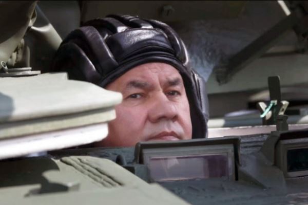 Сергей Шойгу и Валерий Герасимов лично обкатали на танках трассу АрМИ-2021