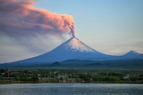 Туристы сорвались с вулкана и выжили