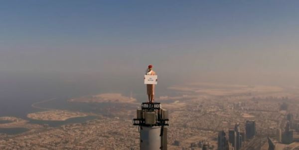 В ОАЭ сняли рекламный ролик на самой высокой точке самого высокого сооружения планеты (13 фото + 2 видео)